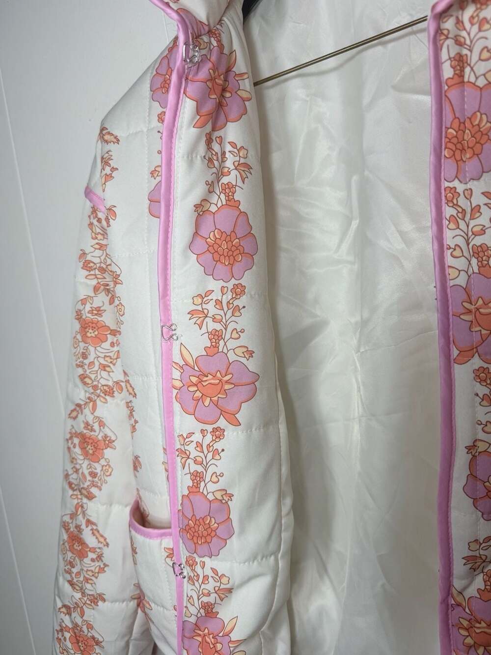 Women's Floral Print Quilted Lightweight Open Front Jacket with Pockets - Picture 4 of 6